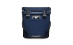 YETI Roadie 24 -Le Creu Grill Shop 200259 Roadie 24 Campaign Website Assets Navy Front Handle Down 1680x1204 1