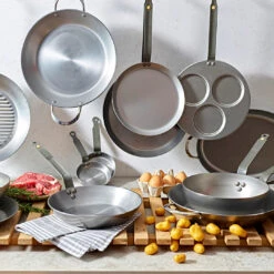 De Buyer MINERAL B Carbon Steel Egg & Pancake Pan -Le Creu Grill Shop GAMME MINERAL B ELEMENT ambiance 1 d8f3a088 a71c 4492 bfba ce297f91297f