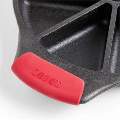 Lodge Wedge Pan W/ Silicone Grip -Le Creu Grill Shop LodgeCstIrnWdgPnSlcnGrpROF21