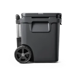 YETI Roadie 48 Wheeled Cooler -Le Creu Grill Shop W site studio Hard Coolers Roadie 48 Charcoal Side 7720 Primary B 2400x2400 04cc0c10 96f4 4781 a8aa 3a6d7b7d6f7a