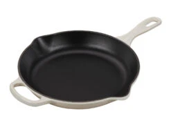 Le Creuset Signature Skillet - 10 1/4" 17 Le Creuset Signature Skillet - 10 1/4" -Le Creu Grill Shop rs9075 ls2024 26716 lpr lecreuset
